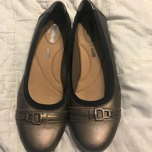 EUC Clark’s soft cushion flats